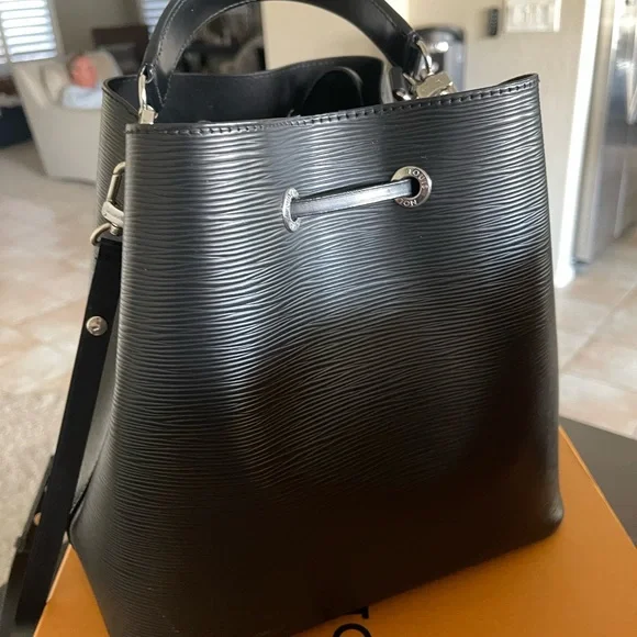 Louis Vuitton. Blk NeoNoe MM Epi. Mint, original box, - Picture 15 of 16